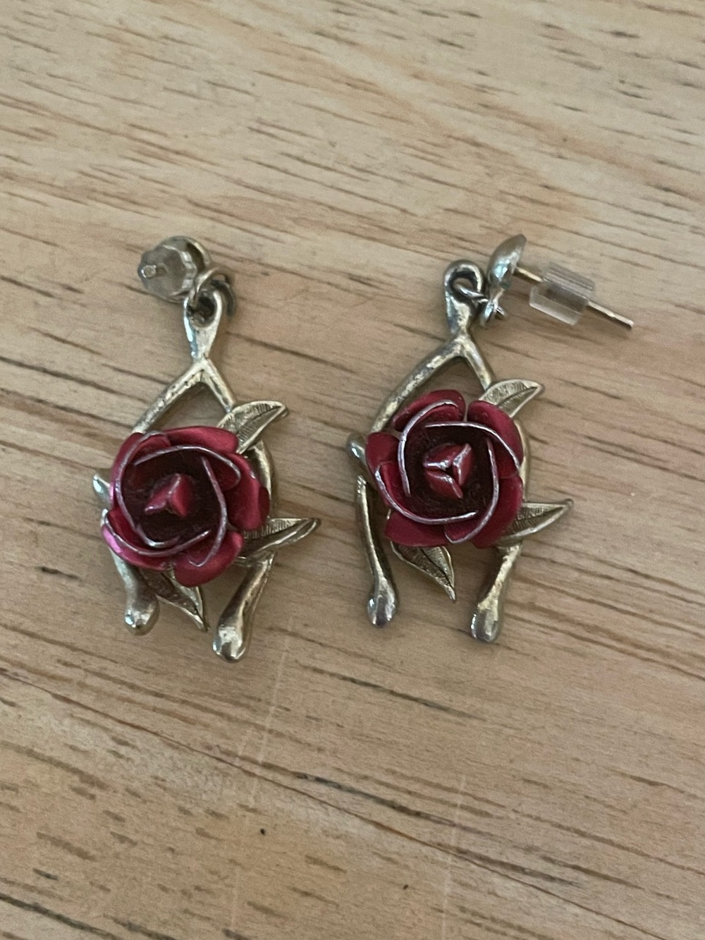 Vintage Gold tone red rose drop dangle earrings 
#fairycore #cottagecore #goth
